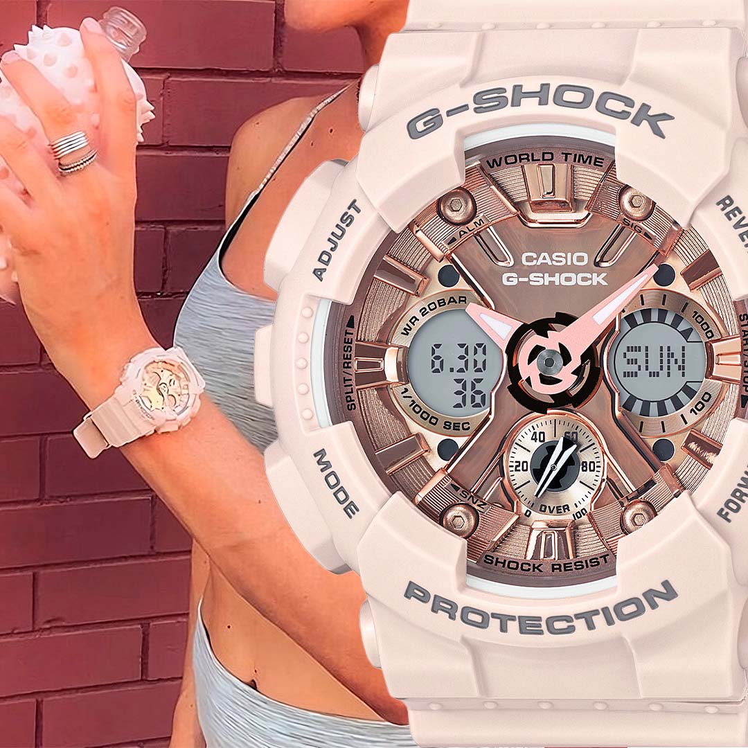Pulso feminino exibindo um relógio G-SHOCK esportivo feminino na cor rosa claro