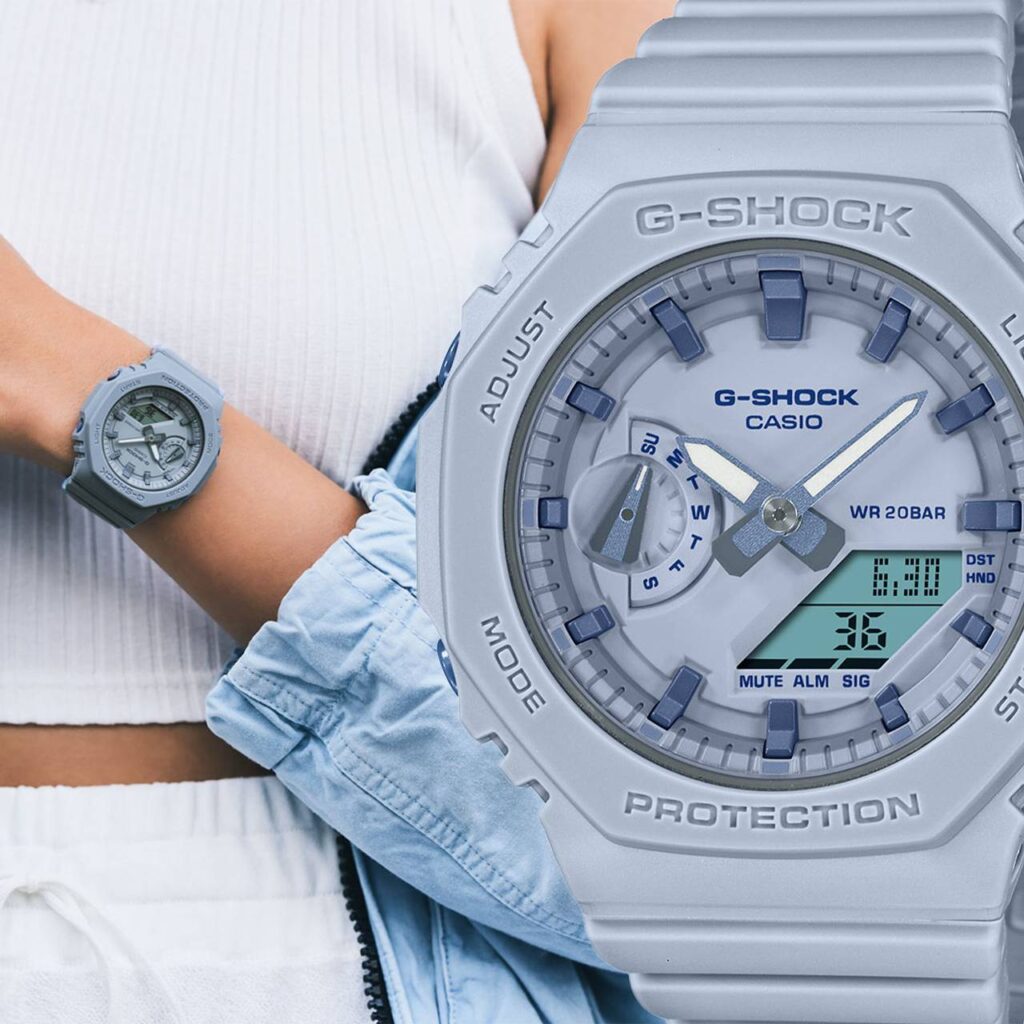 Pulso feminino vestindo um relógio Casio casual na cor azul da linha feminina da G-SHOCK 
