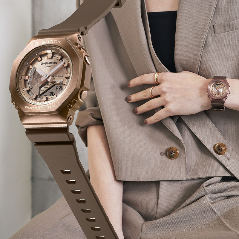 Vista das mãos de uma modelo vestida de forma elegante com um modelo de relógo casio que se encaixa bem em eventos formais