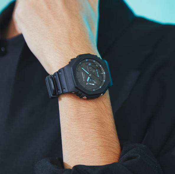 Home de camisa preta utilizando um relógio Casio
