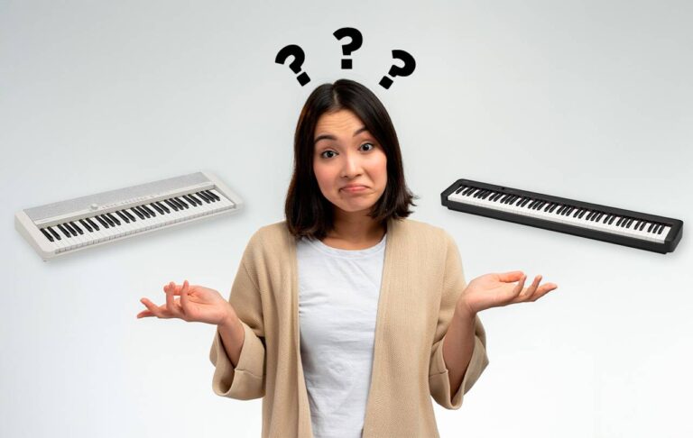 Uma moça com expressão de dúvida e dois teclados Casio no fundo.